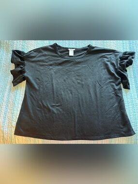 Main Strip Black Short Sleeve Ruffle Sleeve Tee